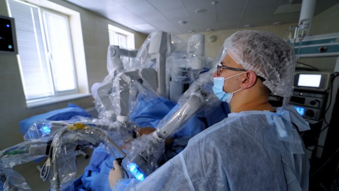 医生正在使用医用机器人手术机进行手术。