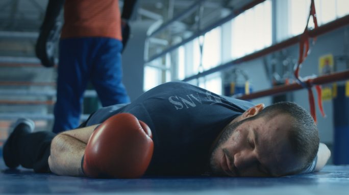 倒下的拳击手跑步机运动健康生活健身房锻炼