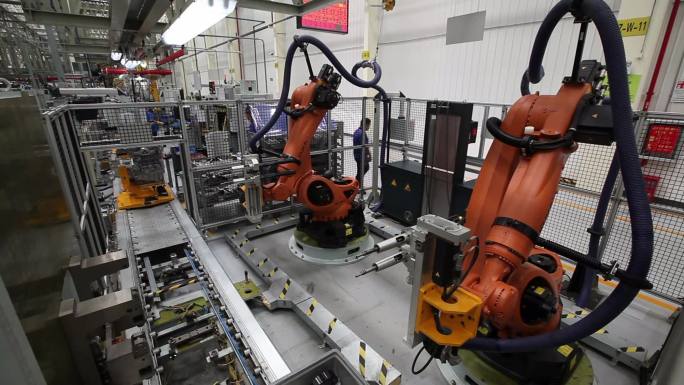 汽车工业机器人在装配线工作
