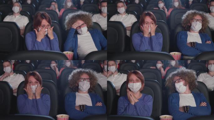 一对夫妇在电影院看喜剧片擦眼泪。