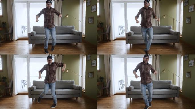 快乐的年轻人在家里的客厅里跳舞