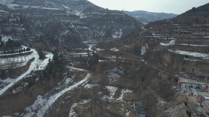 冬天大山里白雪皑皑的农村高清航拍