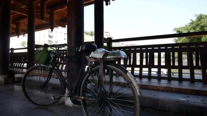 广西陆川县九洲江风雨桥自行车