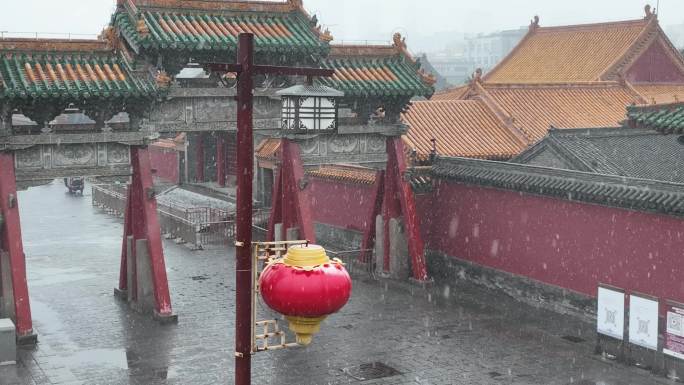航拍大雪中的中式红灯笼雪花飘落慢动作
