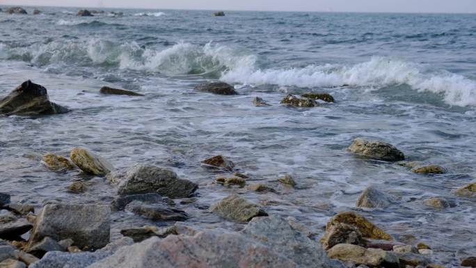 海洋海滩海浪拍打礁石