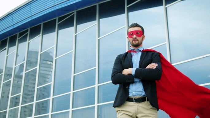 身穿红色超级英雄服装的男人站在外面
