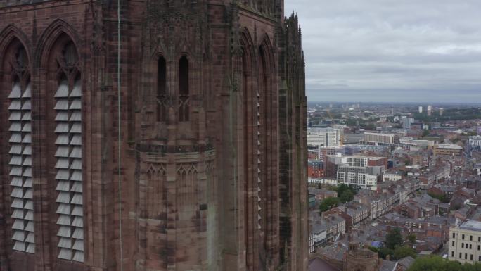 一架无人机环绕利物浦大教堂飞行