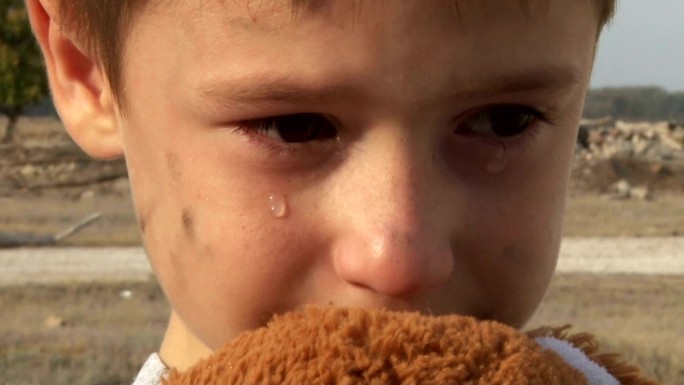 哭泣的小男孩