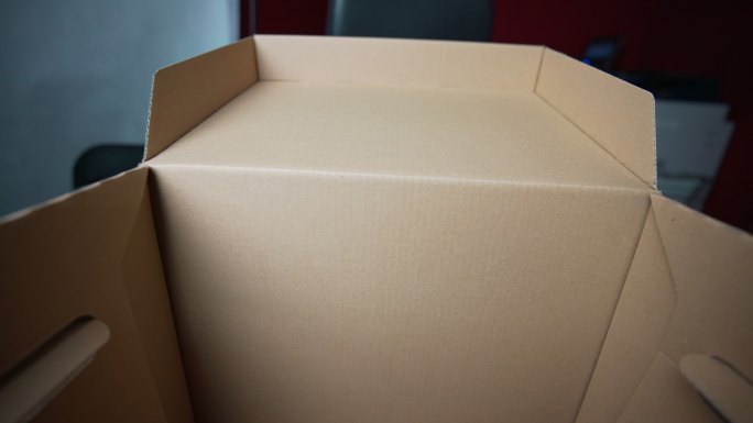 一个空纸盒纸箱子废纸箱实拍