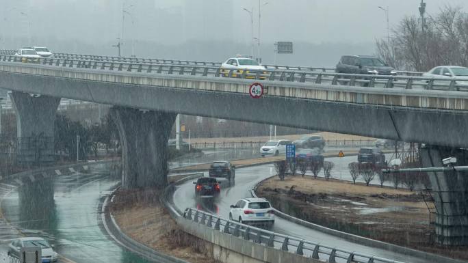 雨雪天气桥梁立交桥高架桥城市交通汽车车流