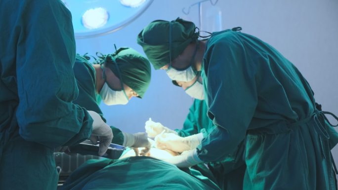 医疗团队在手术室进行外科手术