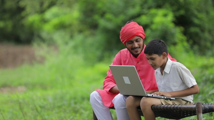 农民儿童使用笔记本电脑