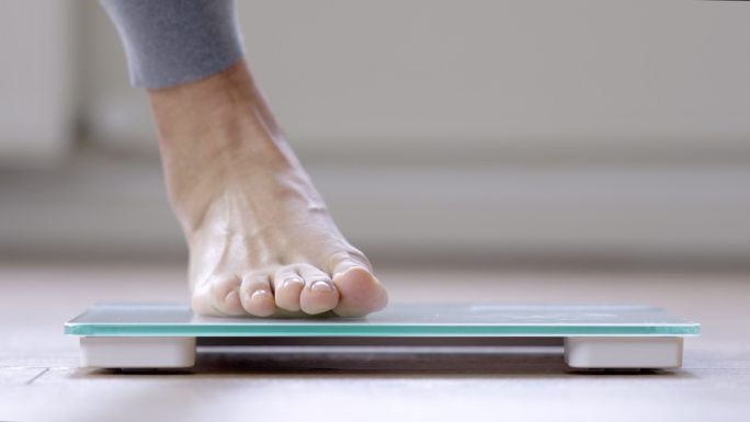 女人踩在体重秤上减肥前后对比肥胖子人群大