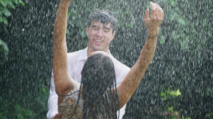 欢快的夫妇雨中浪漫度蜜月情侣拍照