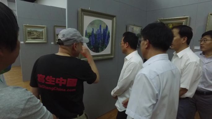 参观美术馆油画艺术品展览室内展览