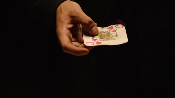 魔术师表演纸牌戏法