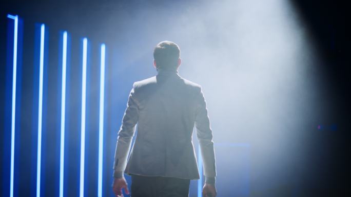 男子在舞台上表演舞台剧场照明