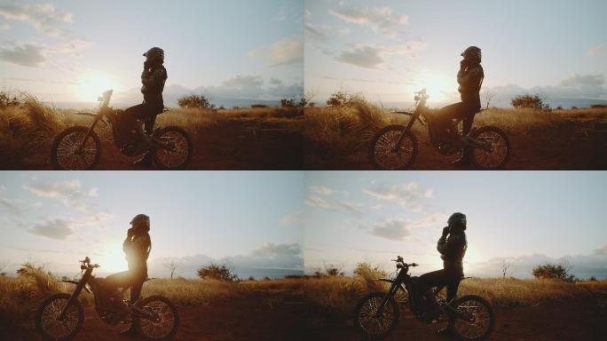 美丽的年轻女子骑着自行车看日落