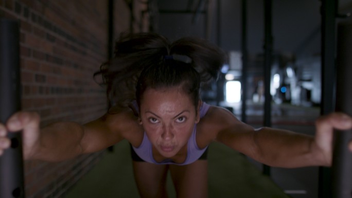 女运动员用力量和专注力推进锻炼。