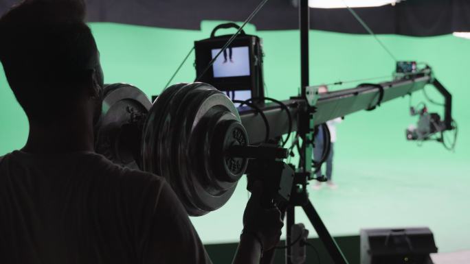 电影摄制组在工作室拍摄视频。