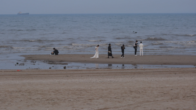 4k 傍晚海边拍婚纱的新人 婚纱照 结婚