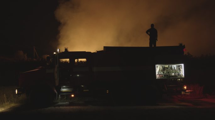 消防车夜晚救火灭火