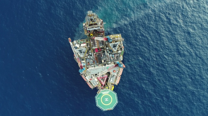 海上石油平台鸟瞰俯视大海海洋中海油