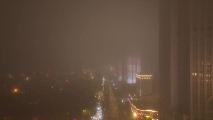 航拍雾天中的城市夜景
