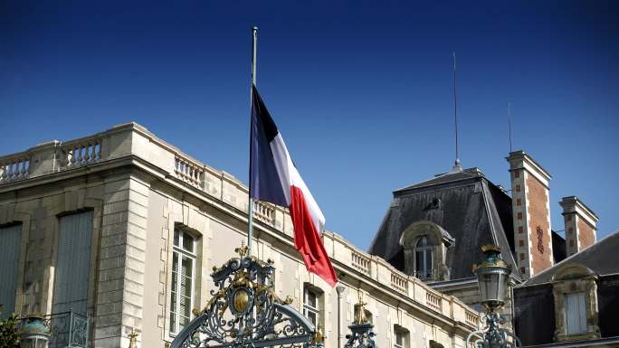法国布列塔尼政府大楼大门上的法国国旗