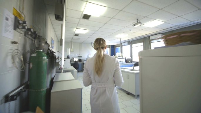 实验室里的年轻女科学家