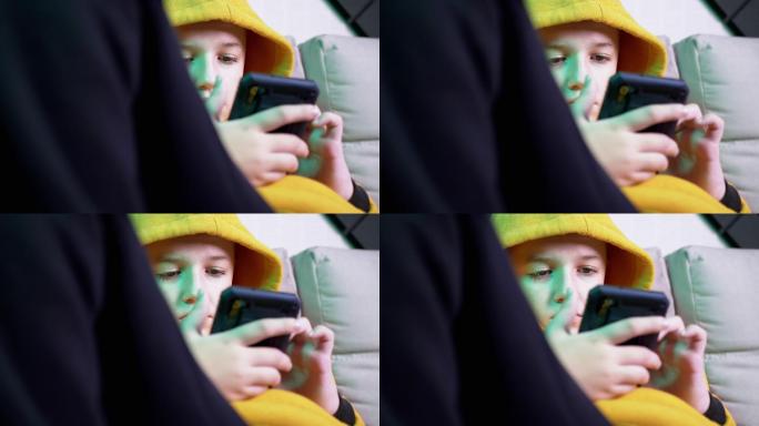 玩手机的小男孩小孩子实拍视频素材黄色衣服