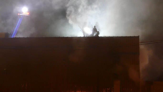 屋顶上的消防队员不畏生死大无畏精神火灾火