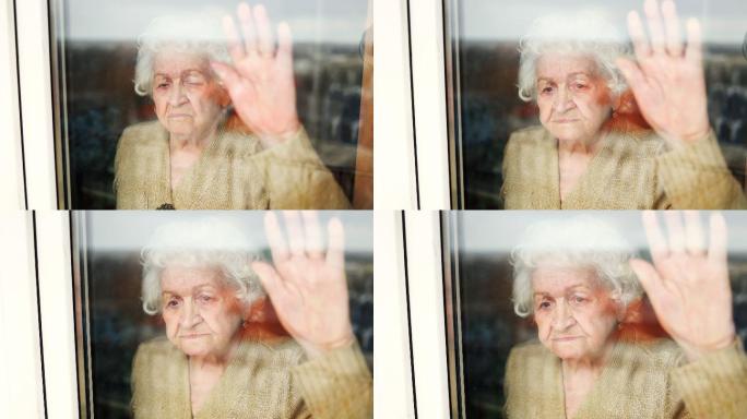 老妇人在家里看着窗外
