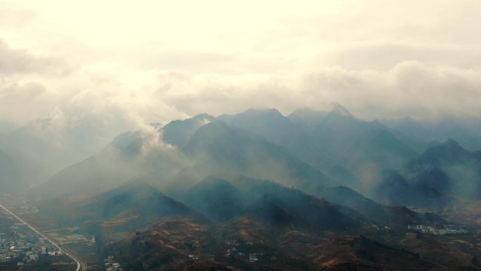 若隐若现山云雾 山 山脚下山村