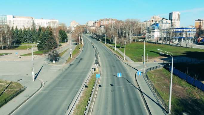 城市景观中空旷的城市高速公路
