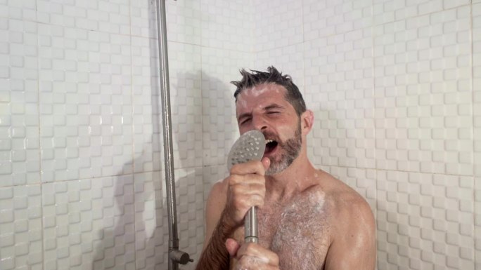 洗澡的男子开心兴奋搞怪情绪表情