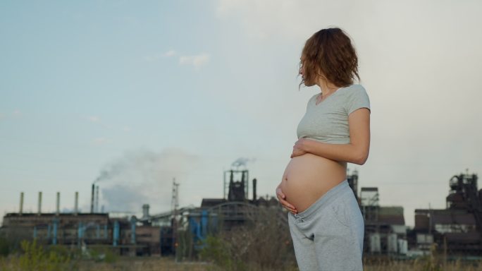 怀孕的女孩。孕妇肚子月子中心胎教母婴孕育