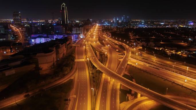 阿拉伯联合酋长国迪拜夜间空旷街道