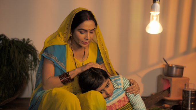 陪伴孩子的母亲印度母子安慰安抚开导疏导教