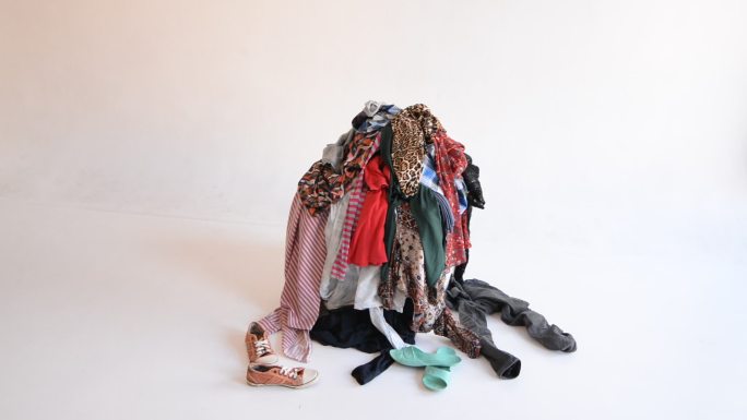 一堆用过的衣服堆起一堆脏衣服