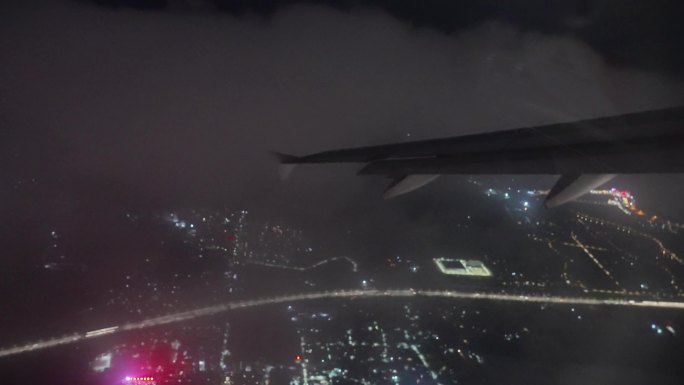 夜间飞行的飞机起飞降落鸟瞰俯瞰风光风景