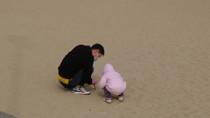 温暖治愈早春沙滩堆沙堡的孩子实拍