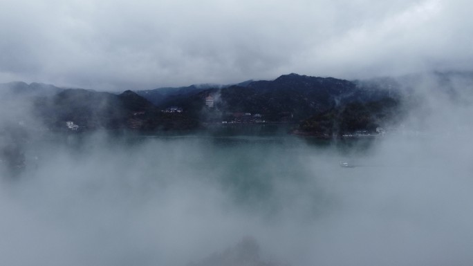 天台烟雨中的桐柏宫