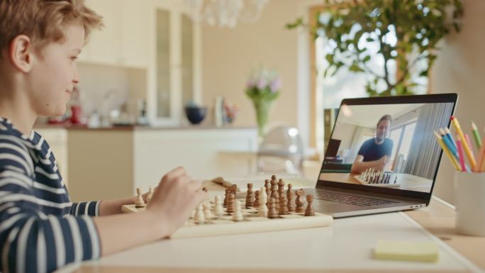 聪明的小男孩和他的象棋大师下棋