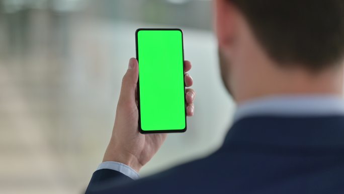 商人使用绿色屏幕智能手机