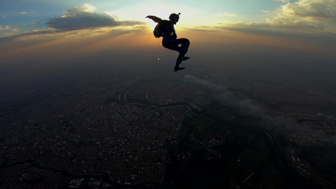 在日落时的跳伞者运动员实拍视频素材男子