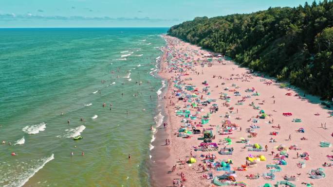 大流行期间波罗的海拥挤的海滩
