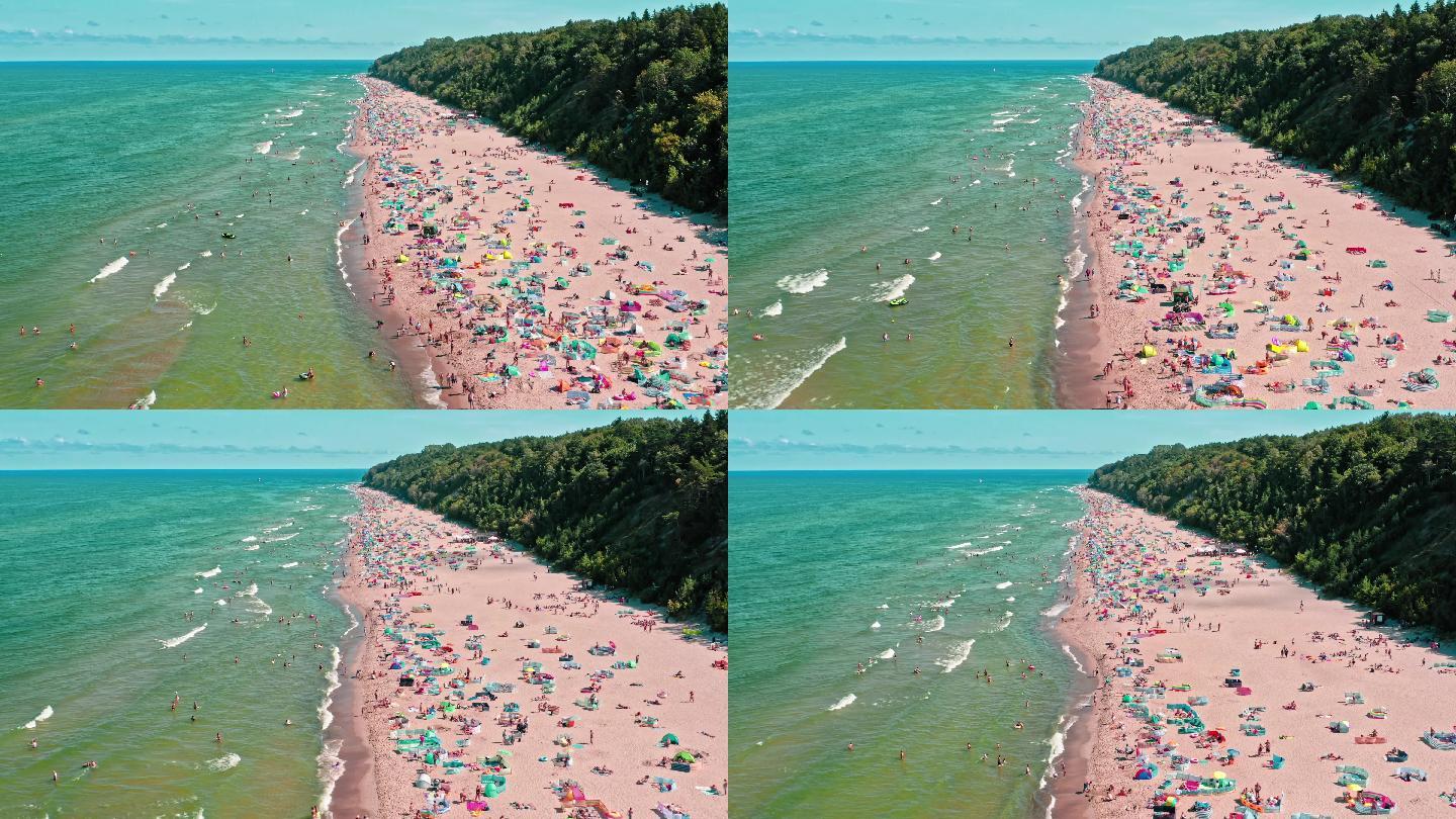 大流行期间波罗的海拥挤的海滩