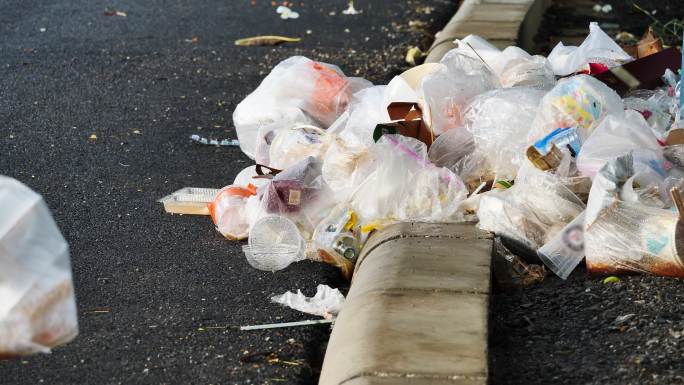 街边的垃圾堆废品排放卫生环保治理