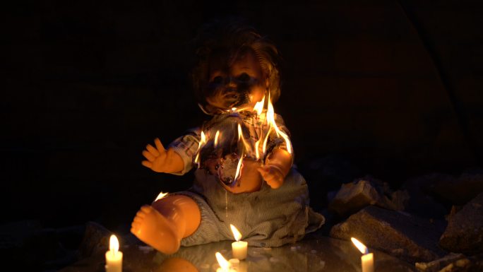 玩偶在黑暗中燃烧娃娃神秘鬼迷